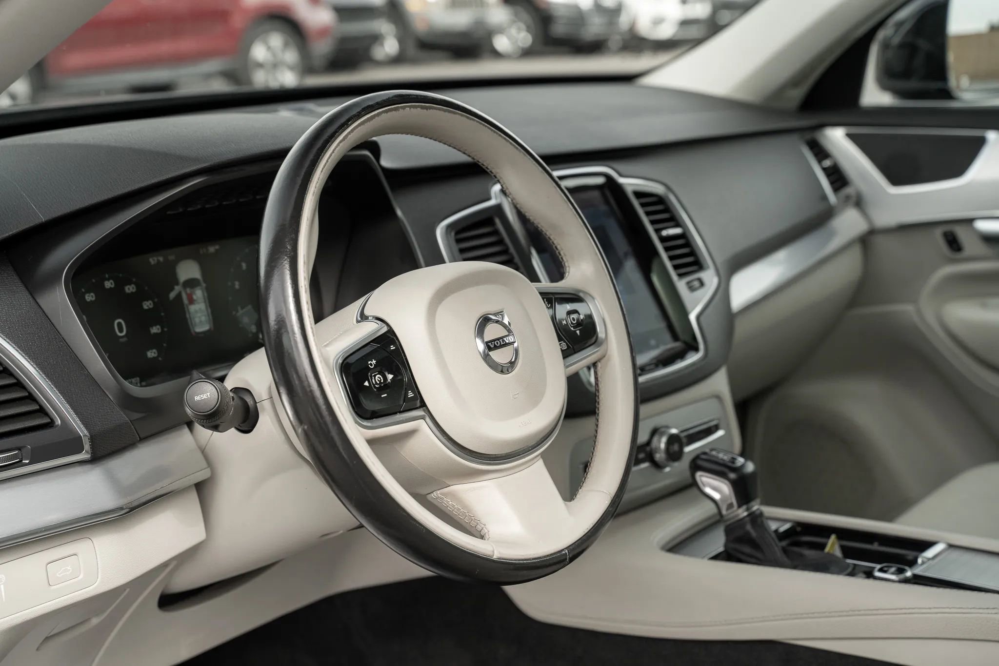 Used 2017 Volvo XC90 T6 Momentum w/ Vision Package image 16