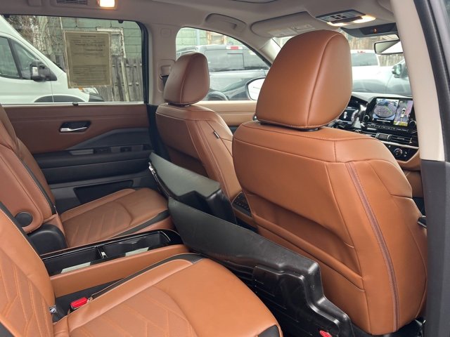 Used 2024 Nissan Pathfinder Platinum image 14
