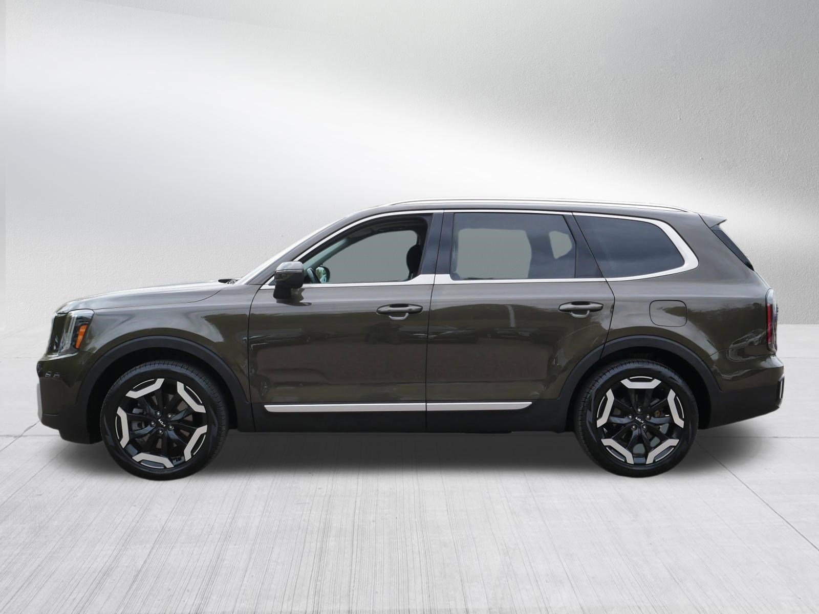 Used 2024 Kia Telluride EX w/ EX Captain's Chair Package AWD/4WD image 4