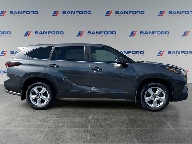 Used 2024 Toyota Highlander LE FWD image 6