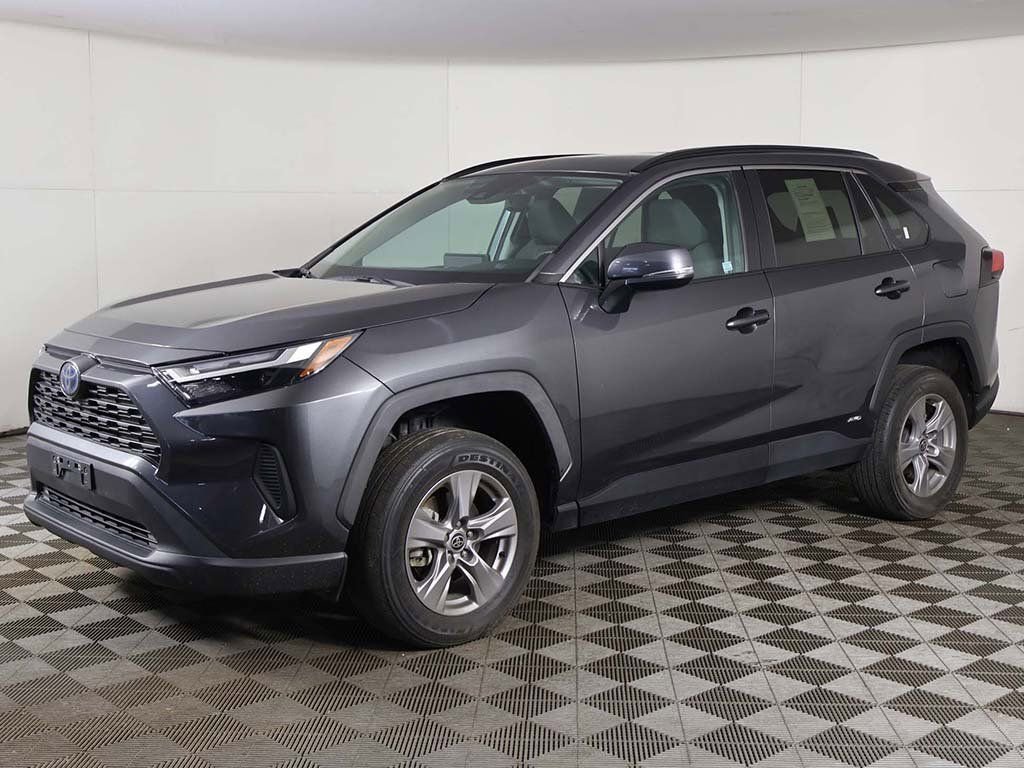 Used 2022 Toyota RAV4 XLE w/ Convenience Package image 7