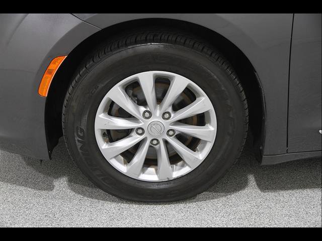 Used 2017 Chrysler Pacifica Touring-L FWD image 26