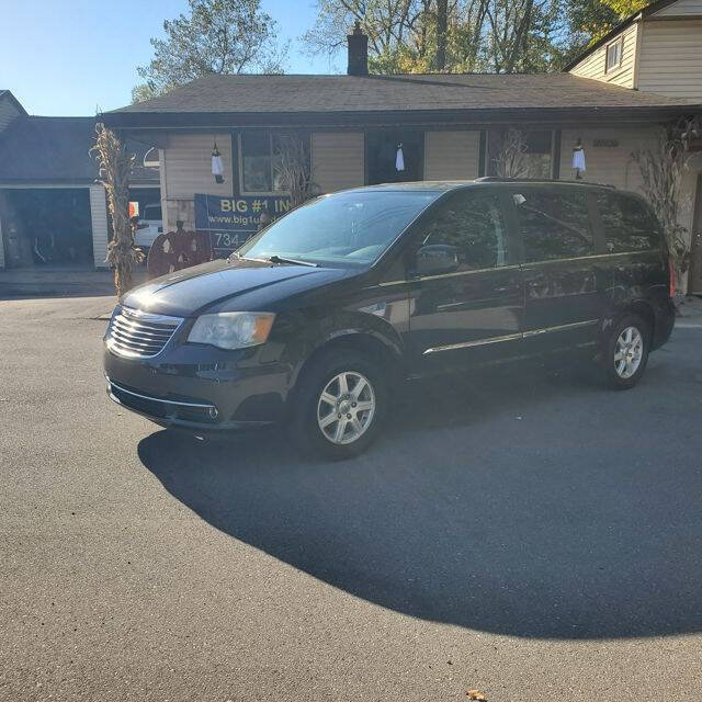 Used 2011 Chrysler Town & Country Touring FWD image 2