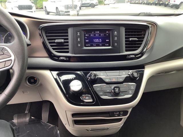 Used 2017 Chrysler Pacifica LX w/ Tire & Wheel Group FWD image 17