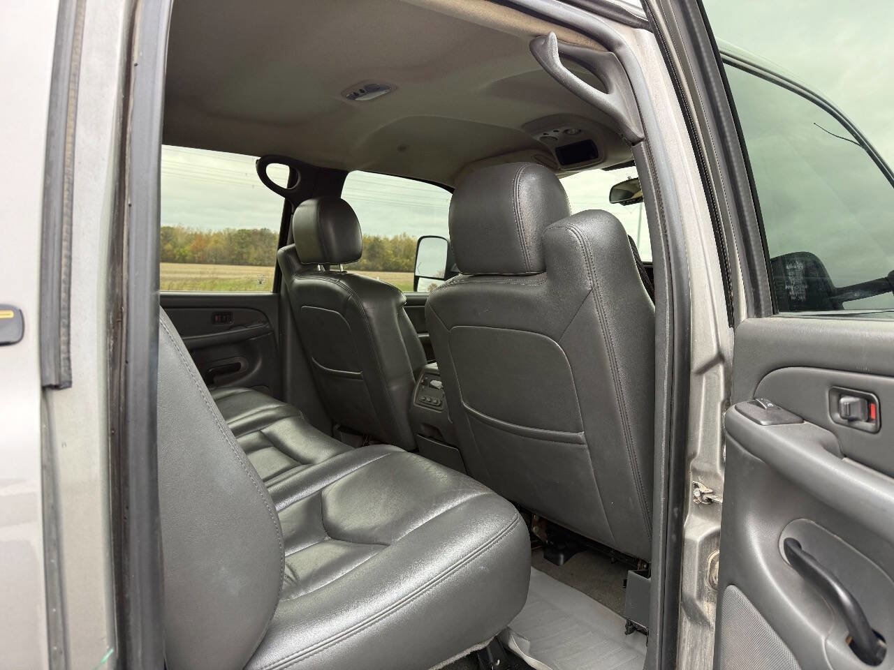 Used 2006 Chevrolet Silverado 2500 LT w/ Heavy-Duty Power Package image 11