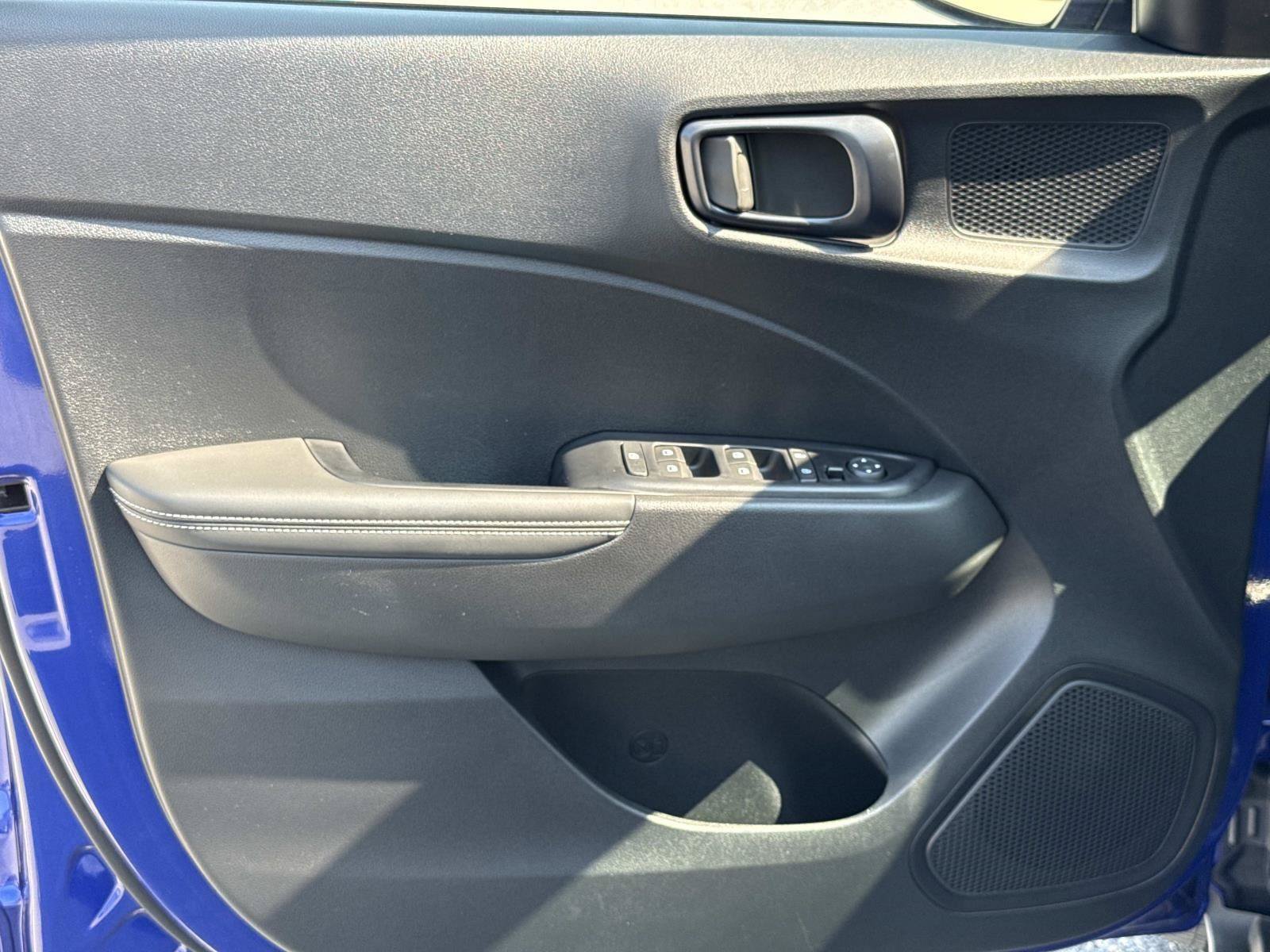 Certified 2025 Hyundai Venue Limited FWD image 18