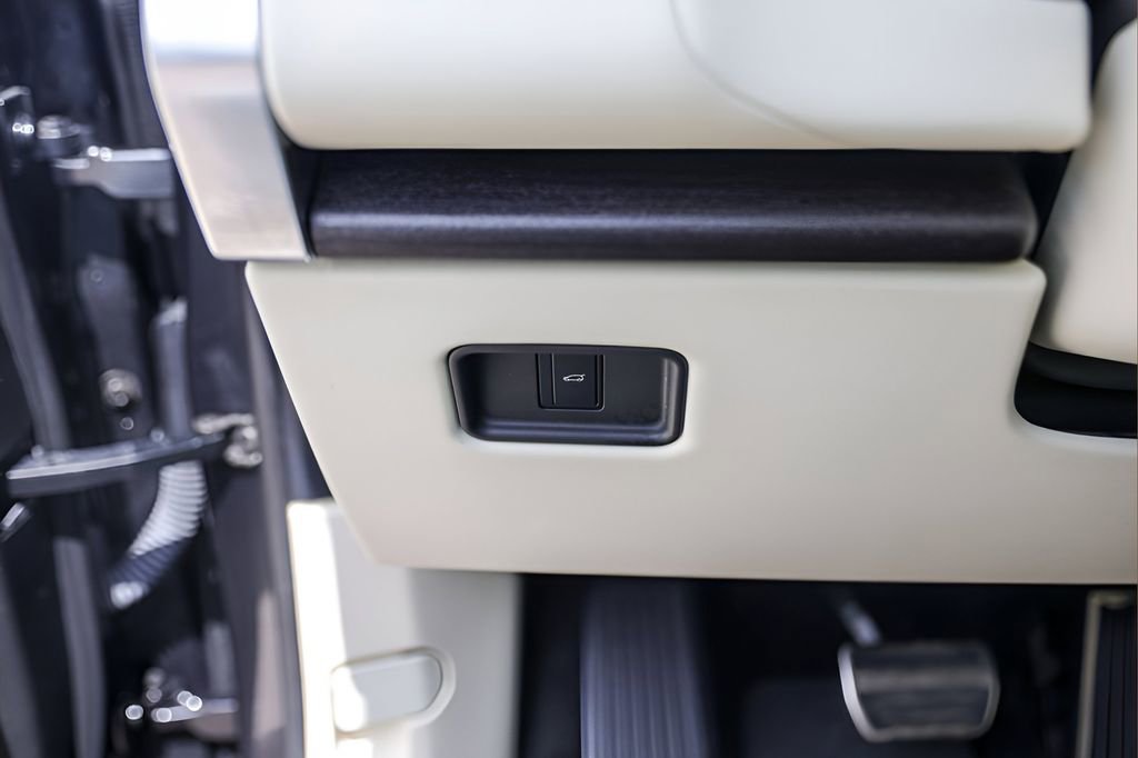 Used 2023 Land Rover Range Rover SE image 14