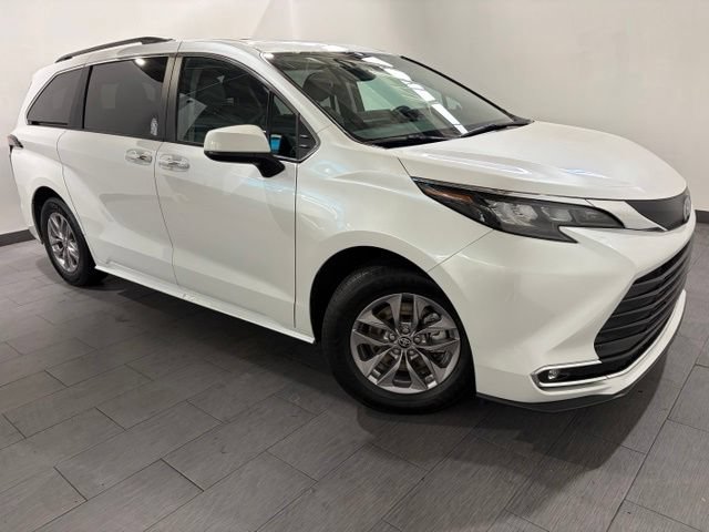 Used 2024 Toyota Sienna XLE FWD image 7