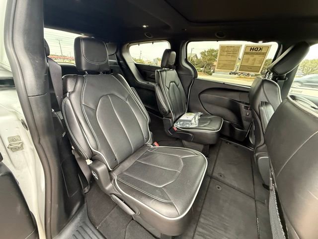 Used 2025 Chrysler Pacifica Limited image 13