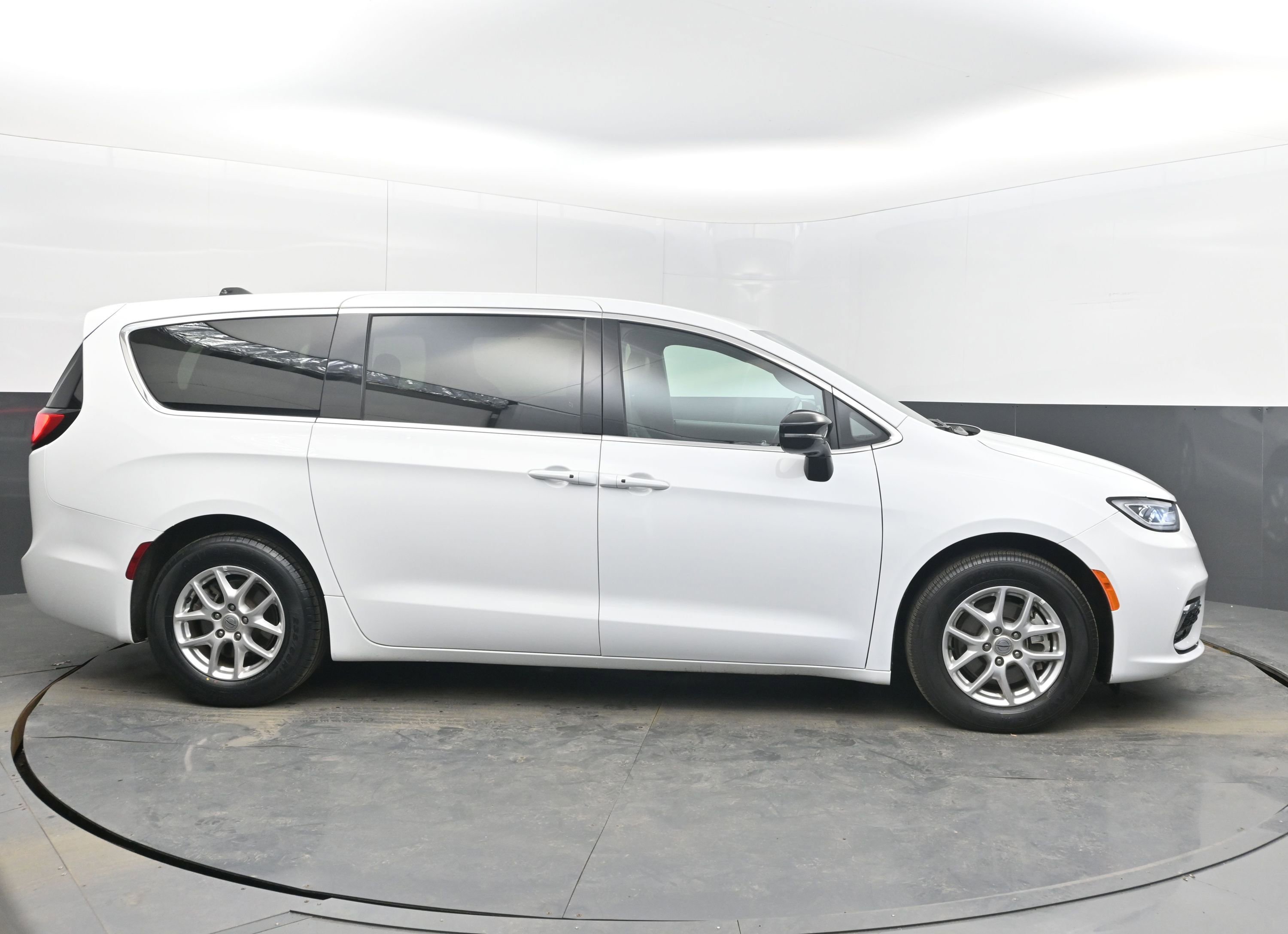 Used 2025 Chrysler Pacifica Select image 8