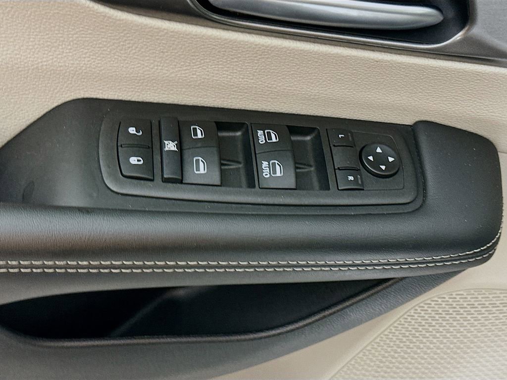 Certified 2024 Chrysler Pacifica Touring-L image 26