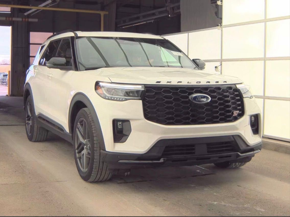 Used 2025 Ford Explorer ST image 1