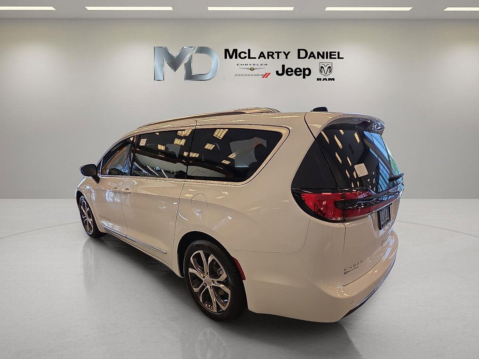 New 2026 Chrysler Pacifica Pinnacle image 4