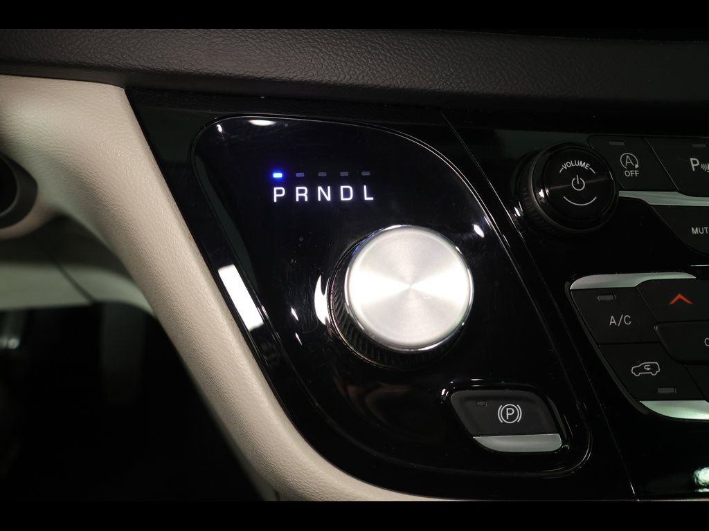 Used 2024 Chrysler Pacifica Touring-L image 24