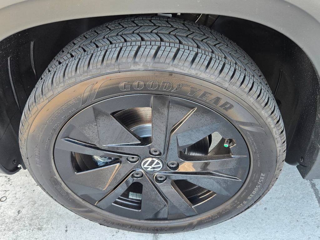 New 2026 Volkswagen Taos SE FWD image 6
