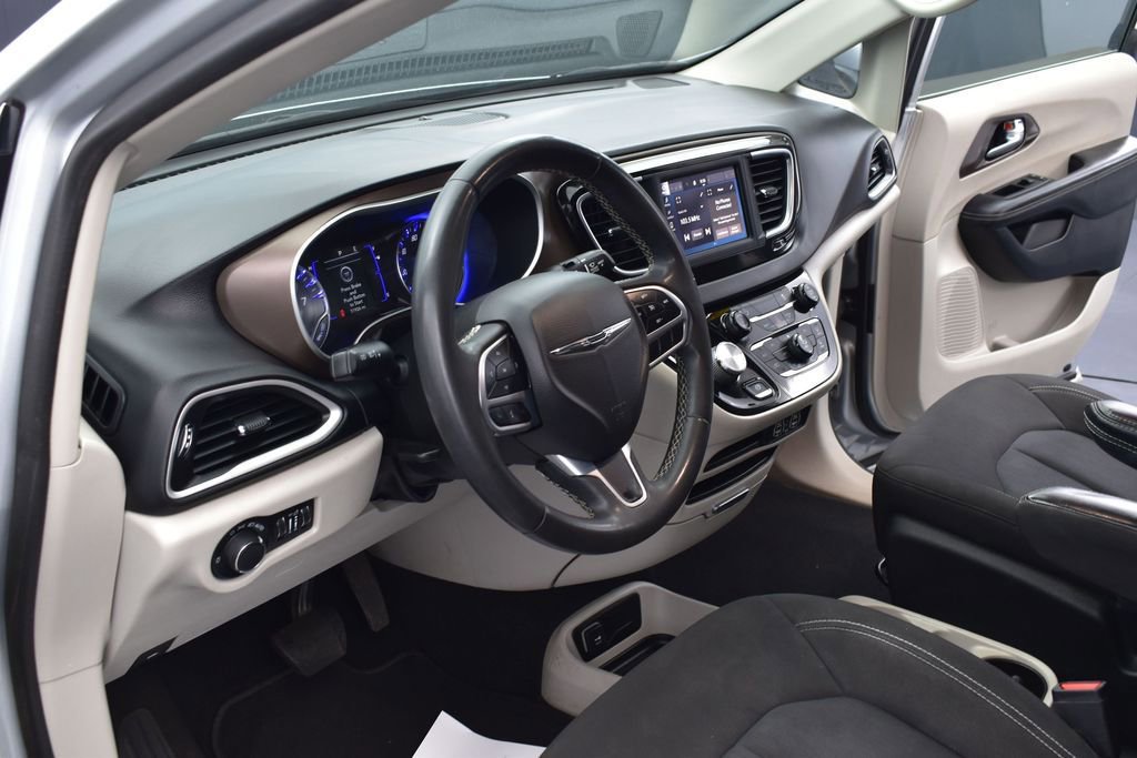 Used 2022 Chrysler Voyager LX FWD image 18