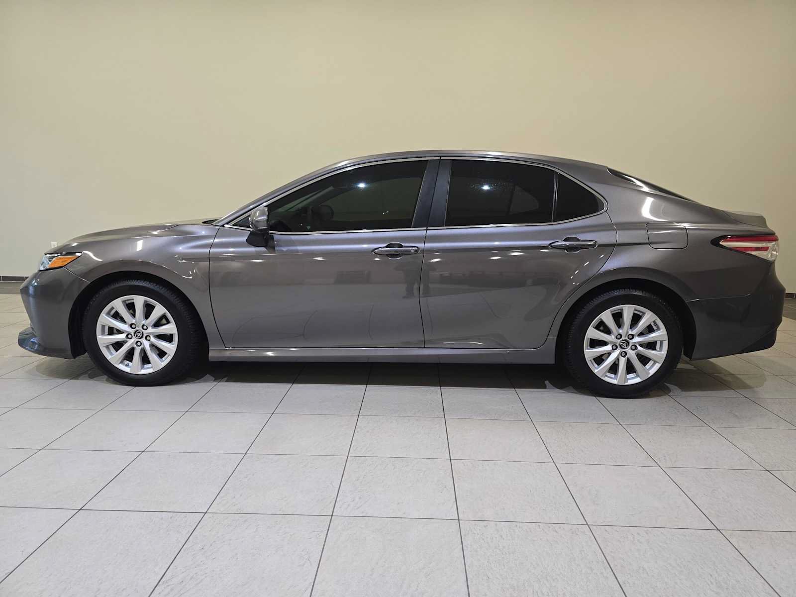 Used 2018 Toyota Camry LE FWD image 3