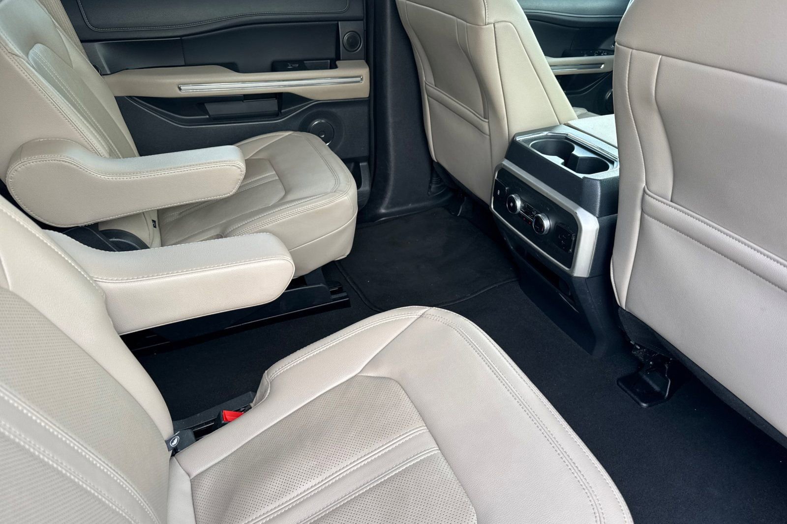 Used 2024 Ford Expedition Limited image 19