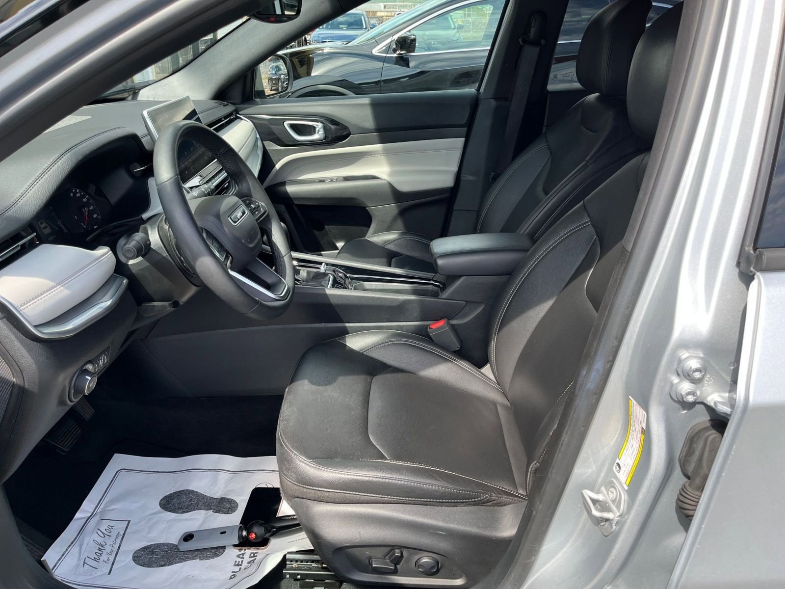 Used 2025 Jeep Compass Limited image 25