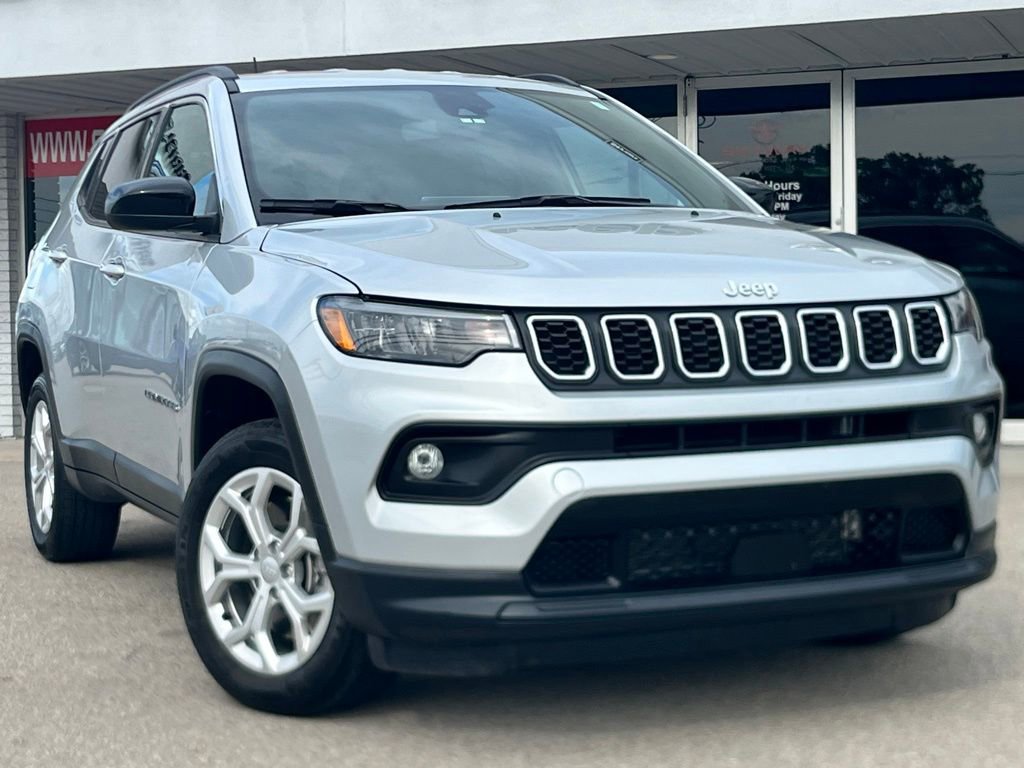 Used 2024 Jeep Compass Latitude AWD/4WD image 1