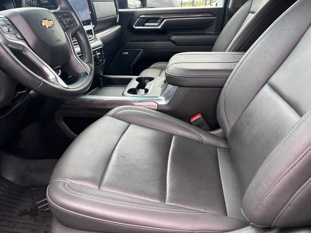 Used 2025 Chevrolet Silverado 2500 LTZ w/ LTZ Convenience Package image 9