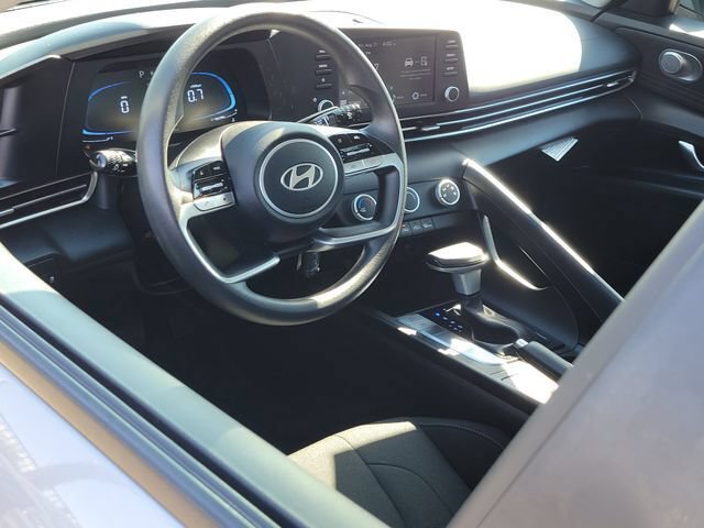 Certified 2025 Hyundai Elantra SE FWD image 5