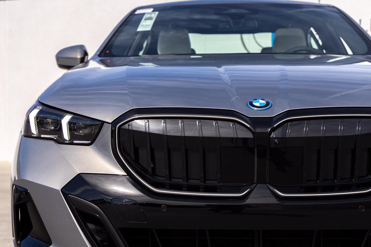 Certified 2026 BMW 550e xDrive w/ Premium Package AWD/4WD image 5