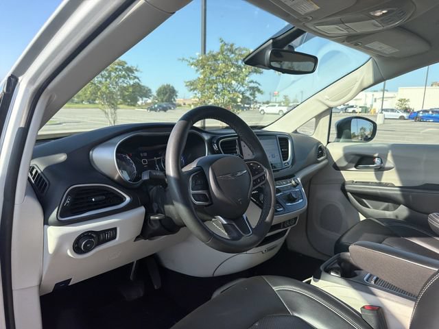 Used 2023 Chrysler Pacifica Touring-L FWD image 11