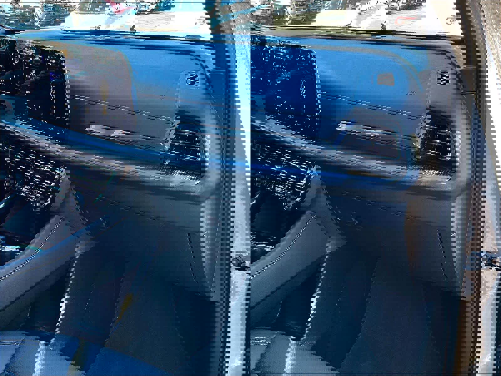 Used 2025 Chevrolet Traverse LT image 13