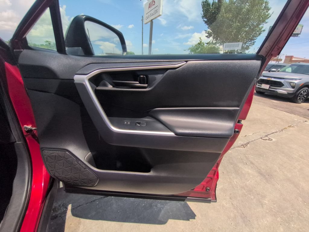 Used 2025 Toyota RAV4 LE AWD/4WD image 32