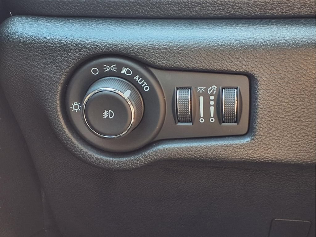 Used 2024 Chrysler Pacifica Limited FWD image 12