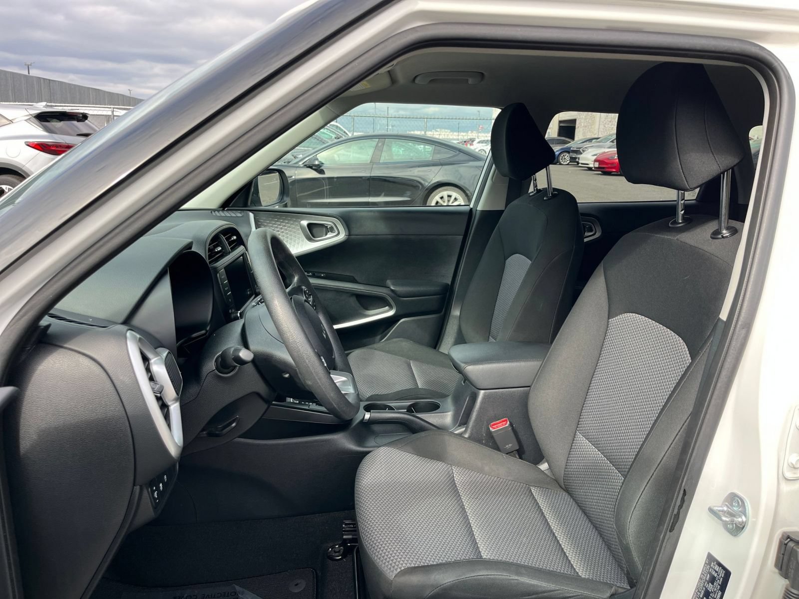 Used 2025 Kia Soul LX w/ LX Technology Package FWD image 33