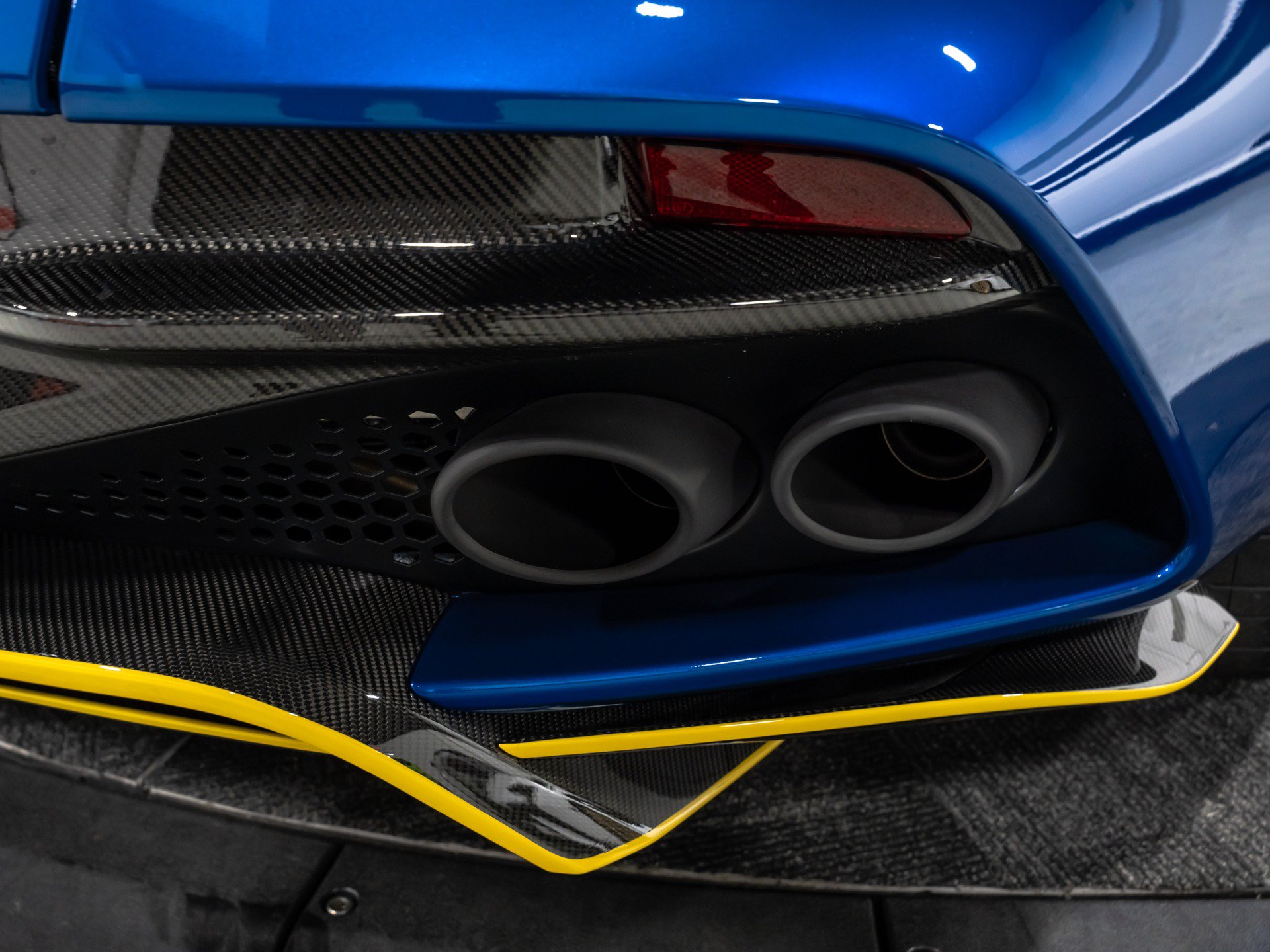 Used 2023 Aston Martin DBS Superleggera Volante RWD image 43