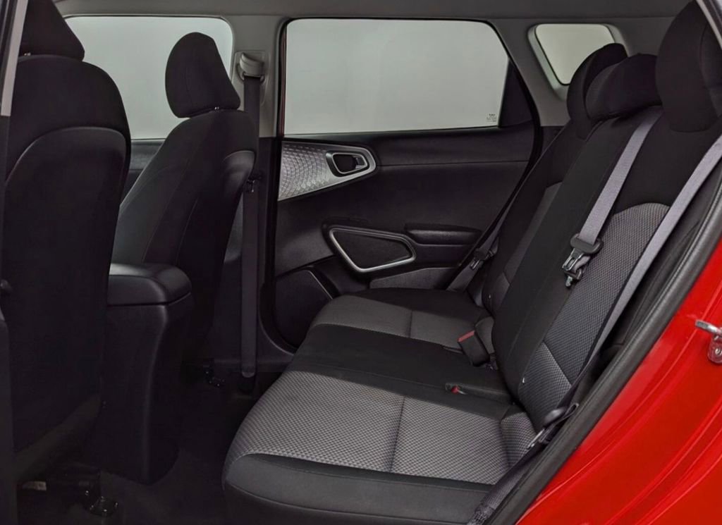 Used 2025 Kia Soul LX w/ LX Technology Package FWD image 8