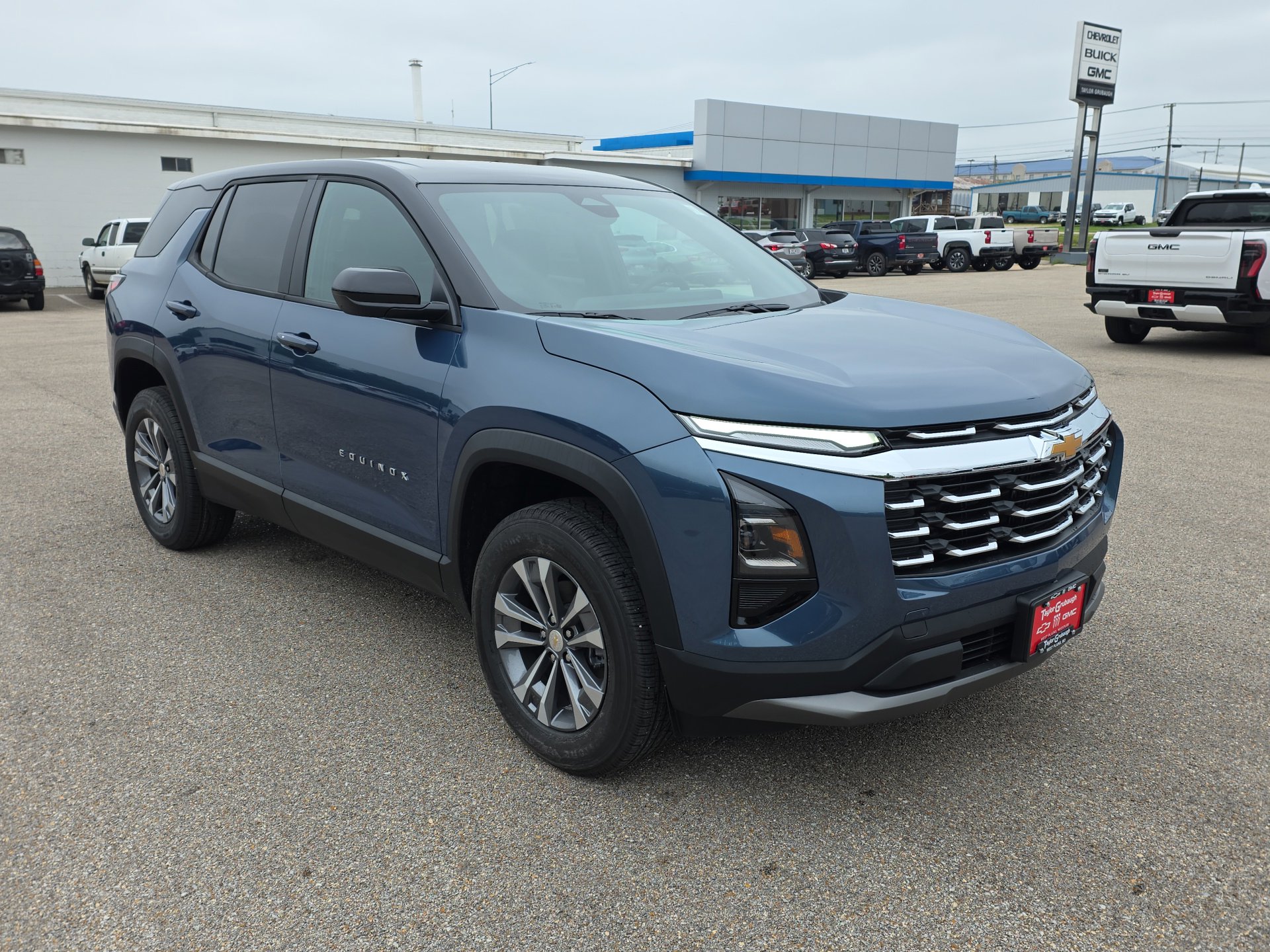 New 2026 Chevrolet Equinox LT w/ Convenience Package II FWD image 2