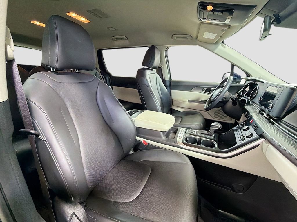 Used 2023 Kia Carnival LX FWD image 29
