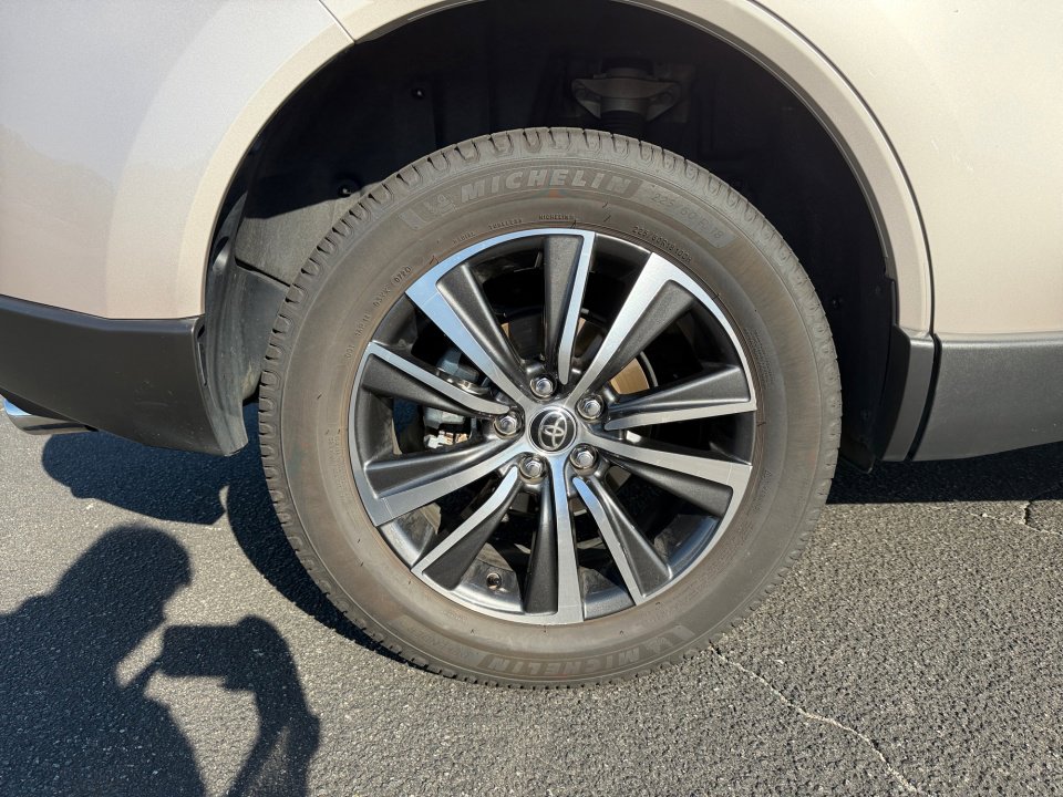 Used 2022 Toyota Venza LE image 27