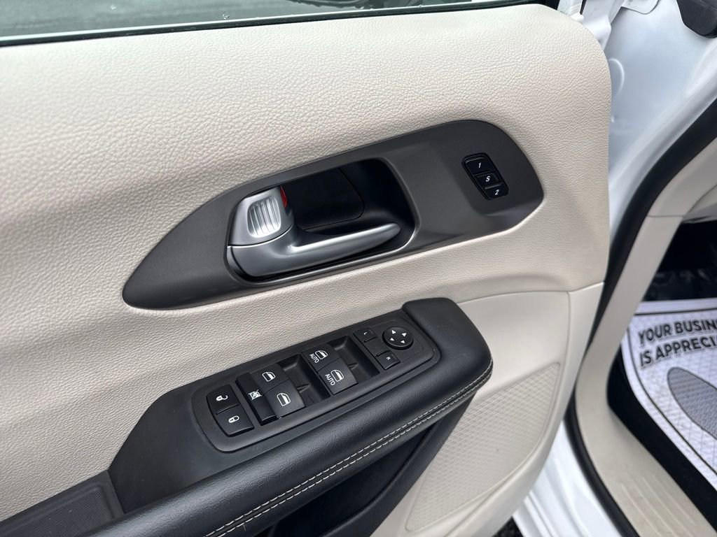 Used 2024 Chrysler Pacifica Touring-L FWD image 23