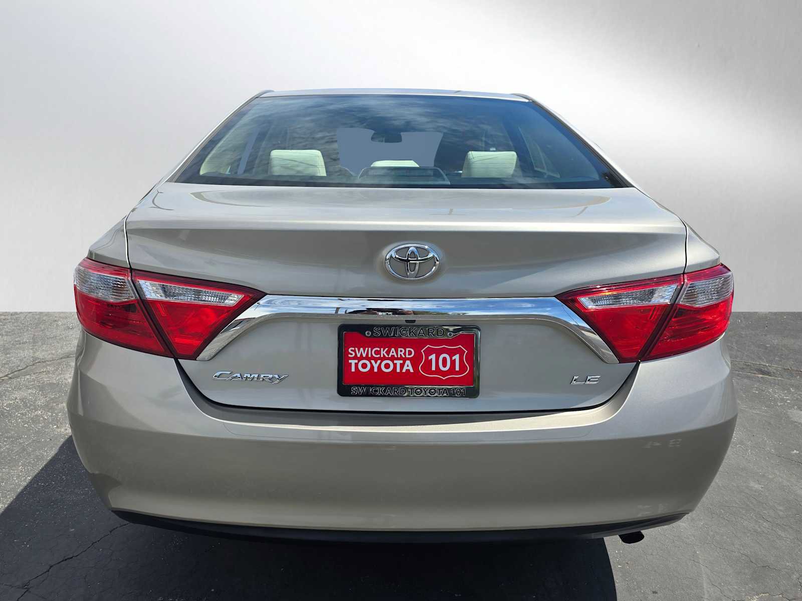 Used 2017 Toyota Camry LE image 4
