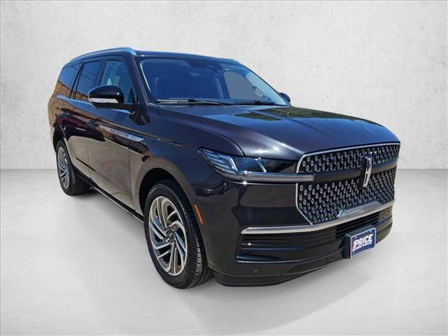 Used 2025 Lincoln Navigator Reserve AWD/4WD image 2