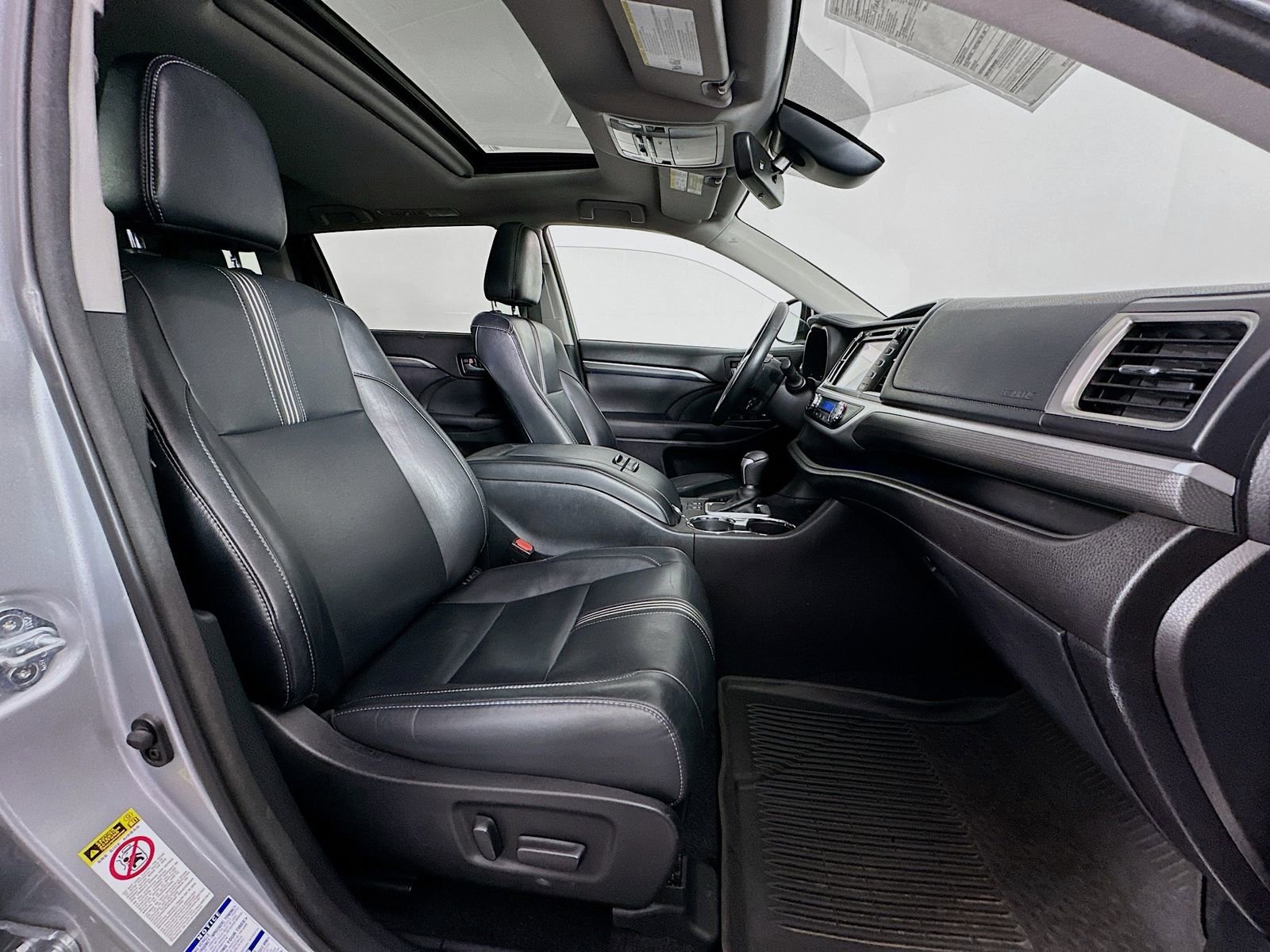 Used 2017 Toyota Highlander SE image 29