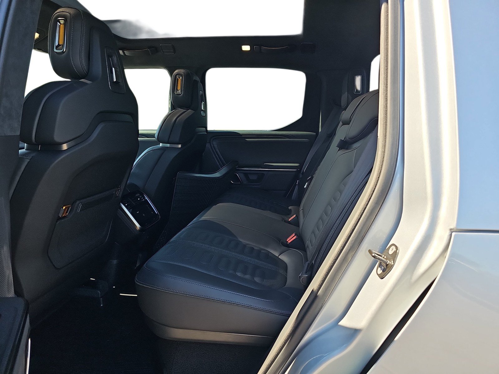 Used 2022 Rivian R1T Adventure AWD/4WD image 11