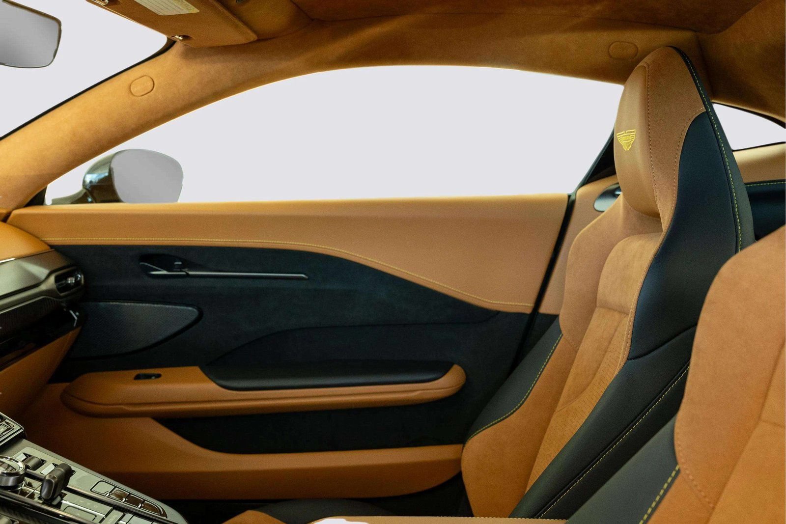 Used 2025 Aston Martin V8 Vantage Coupe RWD image 14