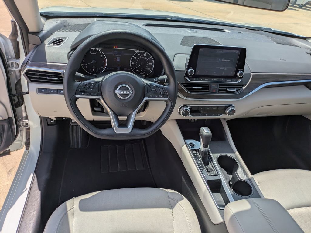 Used 2025 Nissan Altima 2.5 SV FWD image 12