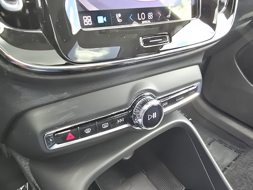 Used 2023 Volvo XC40 B5 Plus w/ Protection Package Premier image 28
