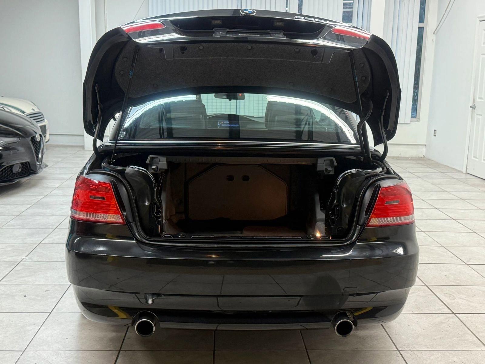 Used 2010 BMW 335i Convertible image 20