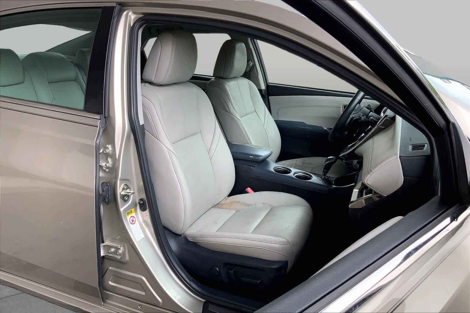 Used 2014 Toyota Avalon Limited w/ Technology Package FWD image 9