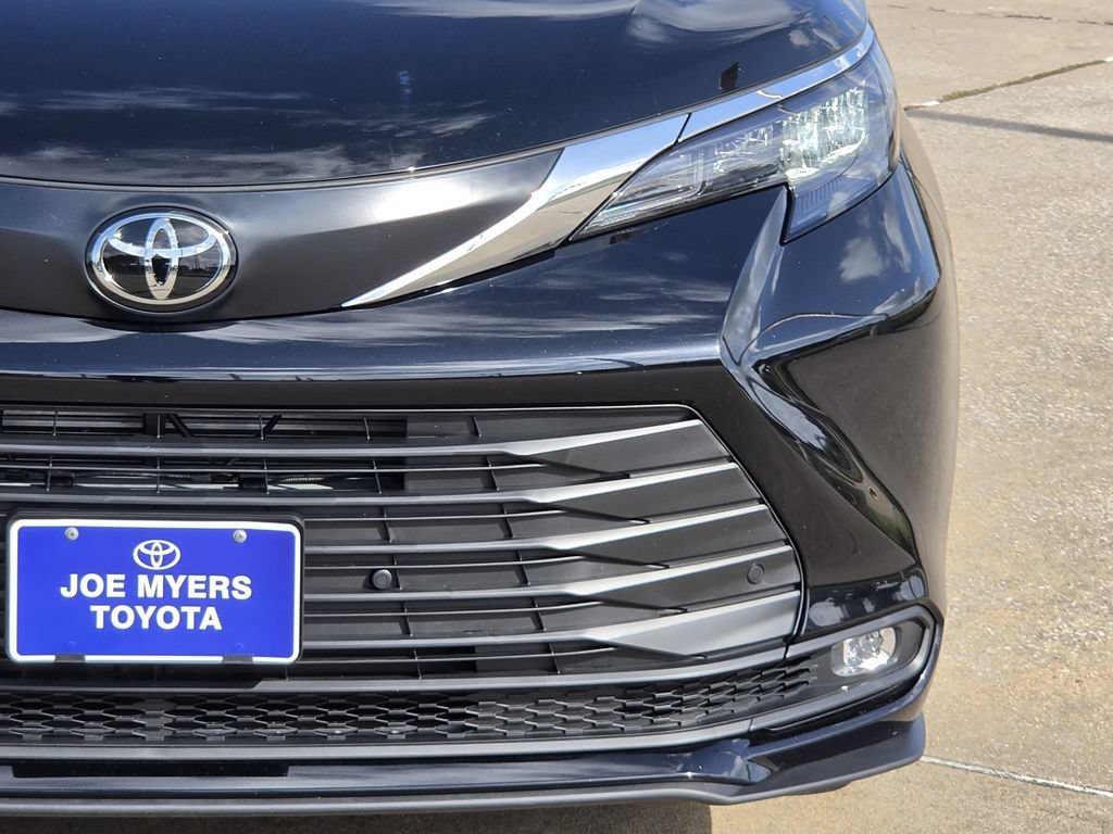 Used 2026 Toyota Sienna XLE FWD image 4