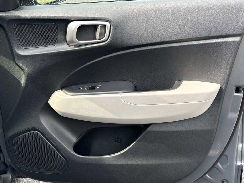 Used 2025 Hyundai Venue SEL FWD image 19