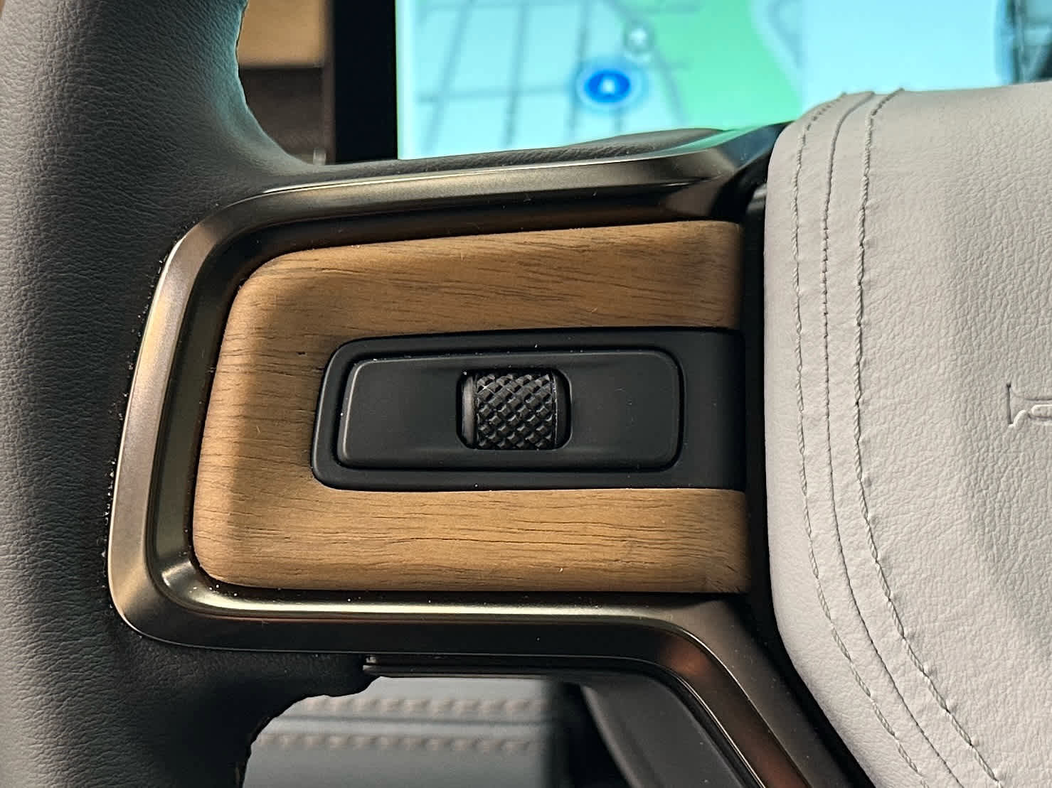 Used 2026 Rivian R1S Premium image 27